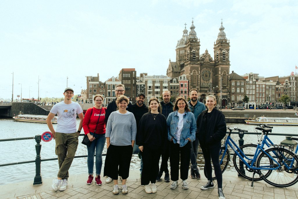 Gruppenbild vor einer historischen Kirche in Amsterdam.