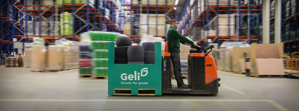 Gabelstapler fährt durch modernes Lager, transportiert umweltfreundliche Produkte mit 