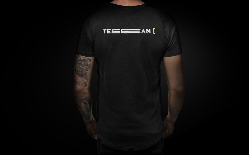 Tättowierter Mann in schwarzem T-Shirt mit 