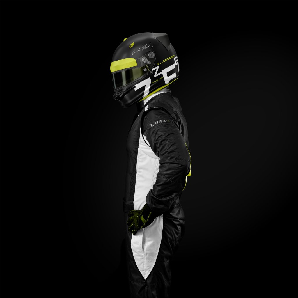 Profilansicht eines Rennfahrers in schwarzem Rennanzug und Helm mit ZEEEM Branding vor schwarzem Hintergrund.